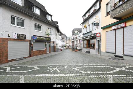 03 novembre 2020, Hessen, Rüdesheim: Le persiane di negozi e pub nel centro storico di Rüdesheim sono abbassati. Un blocco parziale di quattro settimane è in vigore in tutta la Germania per rallentare la diffusione del virus della corona. Foto: Arne Dedert/dpa Foto Stock