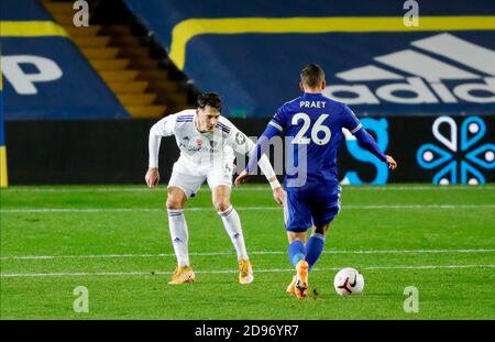 Leeds, Regno Unito. 2 Novembre 2020. Il difensore di Leeds United Robin Koch (5) difende contro il centrocampista di Leicester City Dennis Praet (26) durante la partita di calcio del campionato inglese Premier League tra Leeds United e Leicester City il 2 novembre 2020 a Elland Road a Leeds, Inghilterra - Foto Simon Davies/ProSportsImages/DPPI/LM Credit: Paola Benini/Alamy Live News Foto Stock