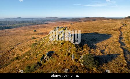 Vista aerea della vetta del Roc'h Trevezel, a Plouneour Menez, nella catena montuosa dei Monts d’Arree (Bretagna, Francia nord-occidentale) Foto Stock