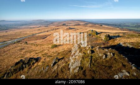 Vista aerea della vetta del Roc'h Trevezel, a Plouneour Menez, nella catena montuosa dei Monts d’Arree (Bretagna, Francia nord-occidentale) Foto Stock