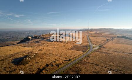 Vista aerea della vetta del Roc'h Trevezel, a Plouneour Menez, nella catena montuosa dei Monts d’Arree (Bretagna, Francia nord-occidentale). Panoramica del tran Foto Stock