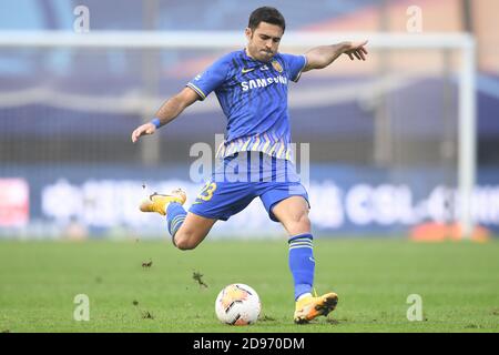 Il calciatore italo-brasiliano Eder Citadin Martins, conosciuto semplicemente come Eder, di Jiangsu Suning F.C. spara durante il secondo round del quarto finale di 2020 Chinese Super League (CSL) contro Shanghai SIGG F.C., Suzhou città, provincia di Jiangsu, nella Cina orientale, 2 novembre 2020. Shanghai SIGG F.C. è stato sconfitto da Jiangsu Suning F.C. con 1-2. Foto Stock