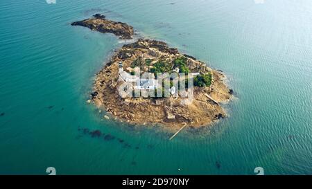 Vista aerea dell'isola di Louet nella baia di Morlaix, Carantec (Bretagna, Francia nord-occidentale) con il faro e la casa del custode Foto Stock