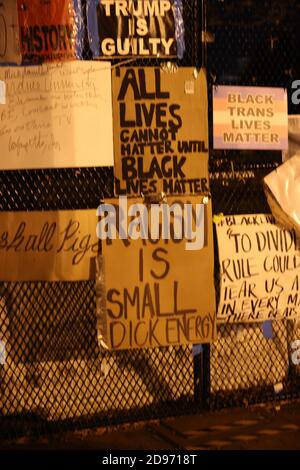 Washington, DC, Stati Uniti. 2 Nov 2020. Notte di vigilia elettorale nel centro di Washington, DC il 2 novembre 2020. Credit: Mpi34/Media Punch/Alamy Live News Foto Stock