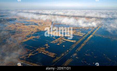 Veduta aerea della palude di Briere, nel Parco Naturale Regionale di Briere, in inverno Foto Stock