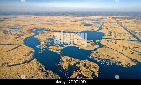 Veduta aerea della palude di Briere, nel Parco Naturale Regionale di Briere, in inverno Foto Stock