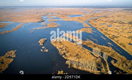 Veduta aerea della palude di Briere, nel Parco Naturale Regionale di Briere, in inverno Foto Stock