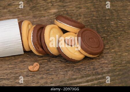 Biscotti su sfondo di legno. Con forme del cuore, amore mangiare biscotti concetto Foto Stock