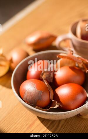 Uovo di Pasqua colorato con colorante naturale - bucce di cipolla. Tradizione pasquale polacca Foto Stock