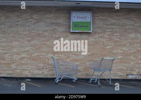 Brasile, 01, 11, 2020, città di Marilia, stato di Sao Paulo, la foto mostra supermercati carrelli in parcheggio moto Foto Stock