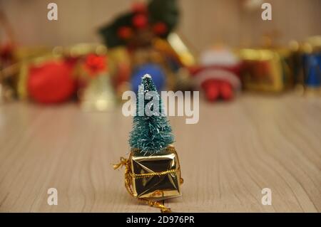 Albero di Natale in confezione regalo, artigianato, sfondo colorato accessori di Natale su base di legno, Brasile, Sud America Foto Stock