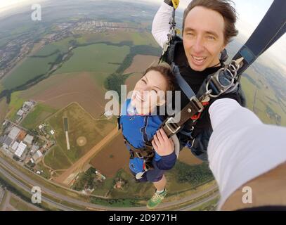 Selfie paracadutismo in tandem con bella donna Foto Stock