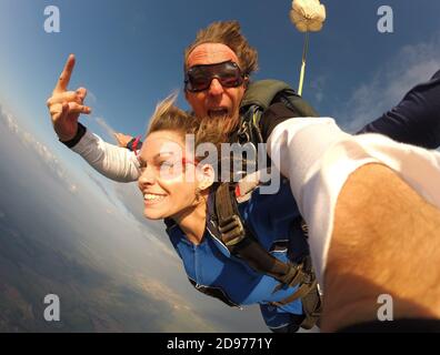 Selfie paracadutismo in tandem con bella donna Foto Stock