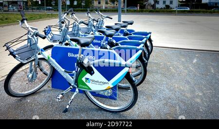 Raunschweig, Germania, 27 agosto 2020: Noleggio biciclette presso una stazione di noleggio, per la protezione della terra contro i cambiamenti climatici e per gli sportivi Foto Stock