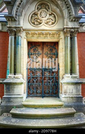 Hannover, Germania, 27 agosto 2020: Porta anteriore chiusa di una cappella cristiana con colonne greche ai lati dell'ingresso Foto Stock
