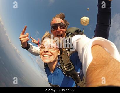 Selfie paracadutismo in tandem con bella donna Foto Stock