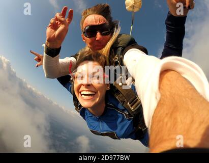 Selfie paracadutismo in tandem con bella donna Foto Stock