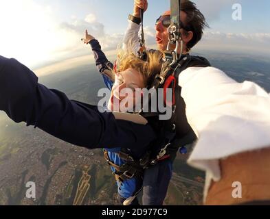 Selfie paracadutismo in tandem con bella donna Foto Stock