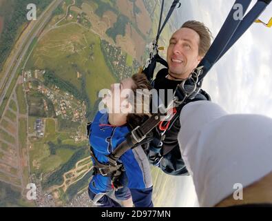 Selfie paracadutismo in tandem con bella donna Foto Stock