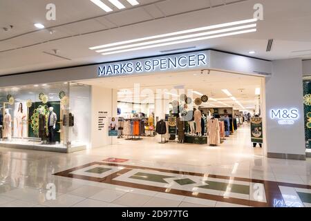 Marks & Spencer Group plc è una grande multinazionale britannica specializzata nella vendita di abbigliamento di alta qualità, prodotti per la casa e prodotti alimentari. Foto Stock