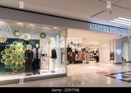 Marks & Spencer Group plc è una grande multinazionale britannica specializzata nella vendita di abbigliamento di alta qualità, prodotti per la casa e prodotti alimentari. Foto Stock