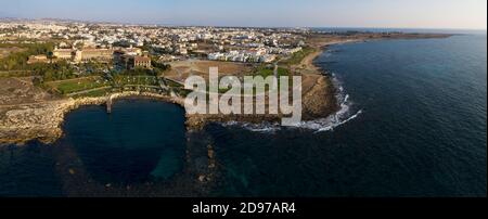 Vista aerea dell'Hotel Elysium e della spiaggia di Paphos, Cipro. Foto Stock