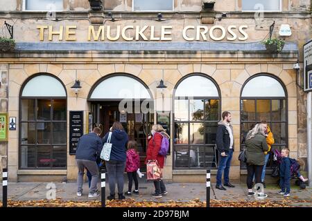 Muckle Cross, High Street, Elgin, Moray, Regno Unito. 2 Nov 2020. REGNO UNITO. Fare un po' di tempo a pranzo per entrare con la famiglia. Credit: JASPERIMAGE/Alamy Live News Foto Stock