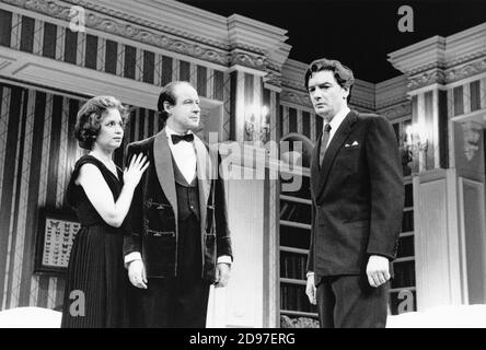 L'AMANTE COMPLAISANT di Graham Greene design: Michael Pavelka illuminazione: Robert Ornbo regista: Richard Olivier l-r: Susan Penhaligon (Mary Rhodes), David Horovitch (Victor Rhodes), Andrew Hawkins (Clive Root) Palace Theatre, Watford, Inghilterra 08/10/1991 (c) Donald Cooper/PhotoStage photos@photostage.co.uk Ref/BW-P-327-31 Foto Stock