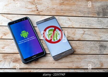 I telefoni Huawei con aggiornamenti del software per messaggi Android non sono disponibili. Le aziende americane hanno cominciato a limitare le vendite a Huawei cinese di telecomunicazioni Foto Stock