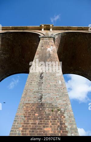 Viaduct Arches e Blue Sky visto dal basso Foto Stock