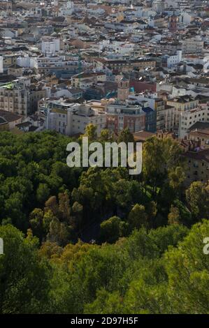 Paesaggio urbano Panorama di Malaga, Spagna visto dal Castillo de Gibralfaro Foto Stock