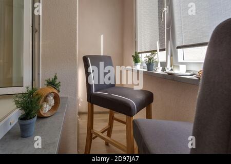 cena tavolo da tè con sedie sulla loggia in luce interno Foto Stock