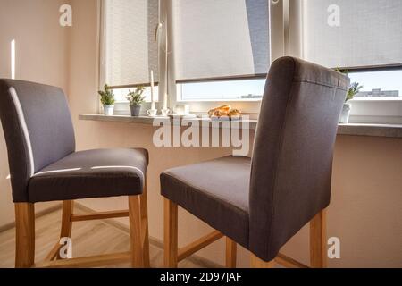 cena tavolo da tè con sedie sulla loggia in luce interno Foto Stock