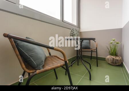 cena tavolo da tè con sedie sulla loggia in luce interno Foto Stock