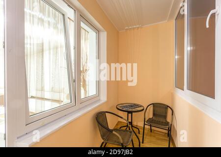 cena tavolo da tè con sedie sulla loggia in luce interno Foto Stock