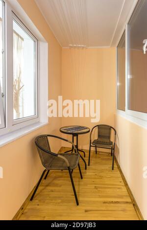 cena tavolo da tè con sedie sulla loggia in luce interno Foto Stock