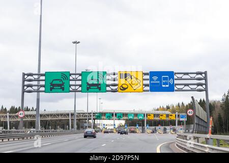 strada a pedaggio o a pedaggio sull'autostrada ad accesso controllato. Concetto di ingorgo forzato. Punto di pagamento per la strada a pedaggio. Autostrada a pedaggio. Punto di pagamento Foto Stock