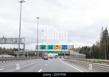 strada a pedaggio o a pedaggio sull'autostrada ad accesso controllato. Concetto di ingorgo forzato. Punto di pagamento per la strada a pedaggio. Autostrada a pedaggio. Punto di pagamento Foto Stock