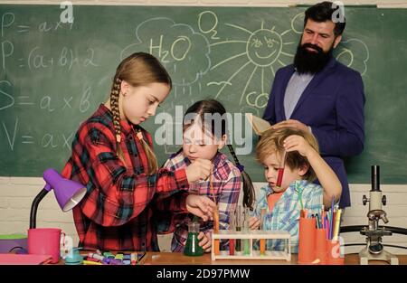 Comunicazione di interazione di gruppo. Conoscenza pratica. Conoscenze elementari di base. Studiare con gli amici è divertente. Processo di controllo. Con l'esperienza viene la conoscenza. Istruzione formale. L'apprendimento è integrato. Foto Stock