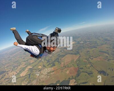 Sky diving divertente ragazza nera Foto Stock