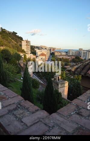 Paesaggio urbano Panorama di Malaga, Spagna visto dal Castillo de Gibralfaro Foto Stock
