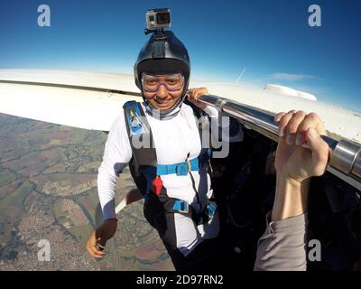 Sky diving divertente ragazza nera Foto Stock