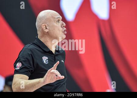 (201103) -- ZHUJI, 3 novembre 2020 (Xinhua) -- Neven Spahija, capo allenatore degli squali di Shanghai, istruisce durante l'ottavo round match tra i tori d'oro di Zhejiang e gli squali di Shanghai alla stagione 2020-2021 della lega dell'Associazione di Basket Cinese (CBA) a Zhuji, Provincia Zhejiang della Cina orientale, 3 novembre 2020. (Xinhua/Jiang Han) Foto Stock