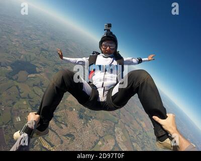 Sky diving divertente ragazza nera Foto Stock