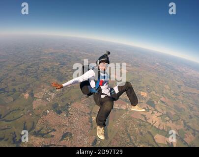 Sky diving divertente ragazza nera Foto Stock