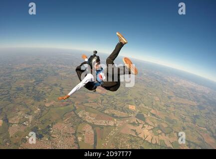 Sky diving divertente ragazza nera Foto Stock