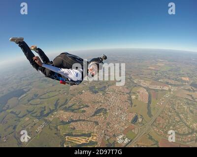 Sky diving divertente ragazza nera Foto Stock