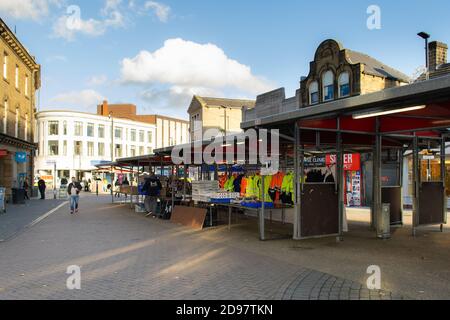 Bancarella di mercato all'aperto parte di Barnsley Markets nel centro della città. Selezionare la messa a fuoco sullo stallo. Foto Stock