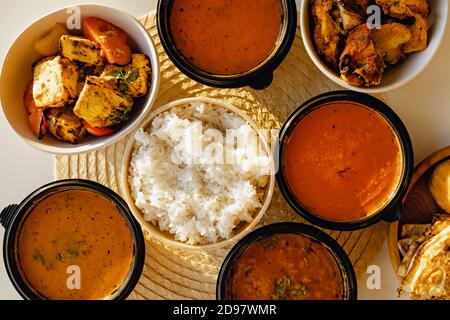 Selezione di curry e riso. Cibo indiano in piccole ciotole. Foto Stock