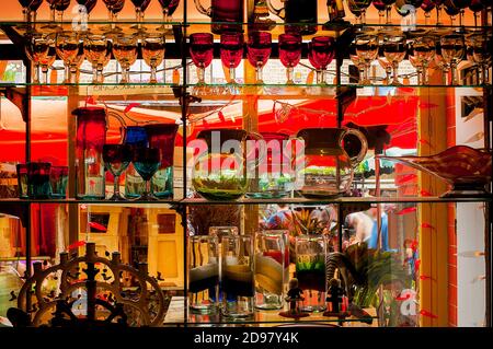 Vasi in vetro su ripiani in vetro Foto Stock